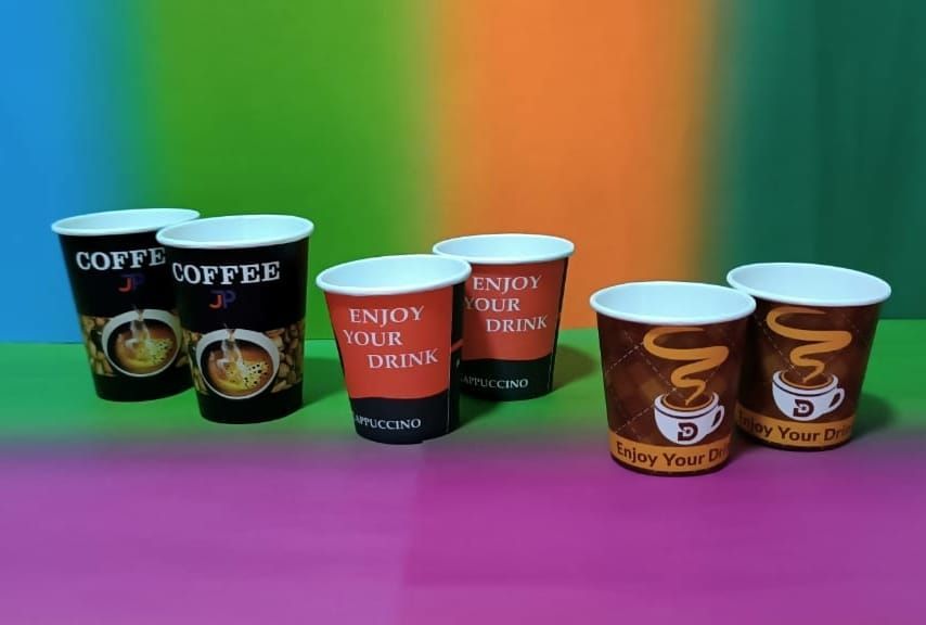 Un grupo de tazas de café colocadas encima de una mesa.