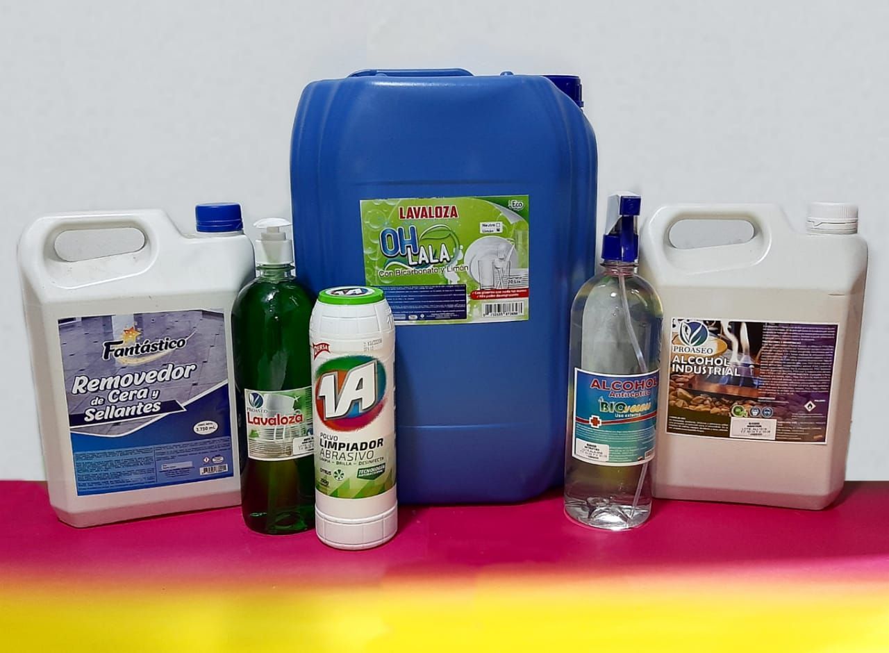 Un grupo de productos de limpieza están sobre una mesa.