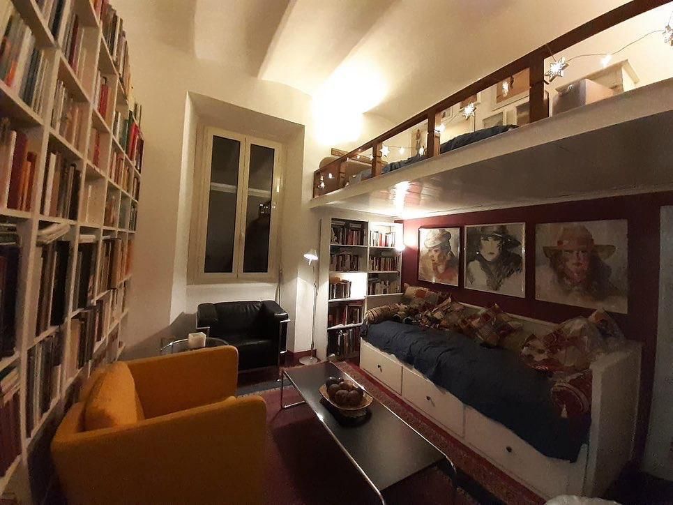 Un soggiorno con un letto a castello e tante librerie