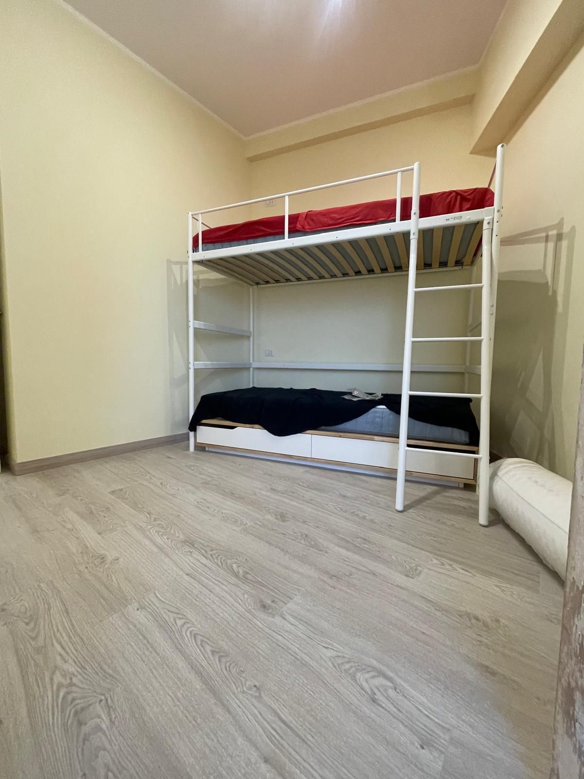 C'è un letto a castello in mezzo alla stanza.