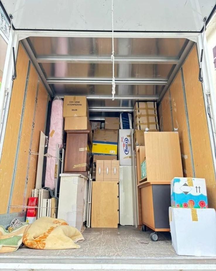 L'interno di un camion in movimento pieno di scatole e mobili