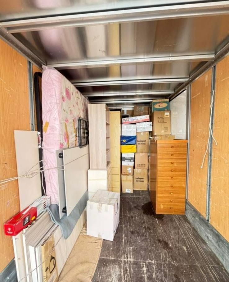 L'interno di un camion per traslochi pieno di scatole e mobili.