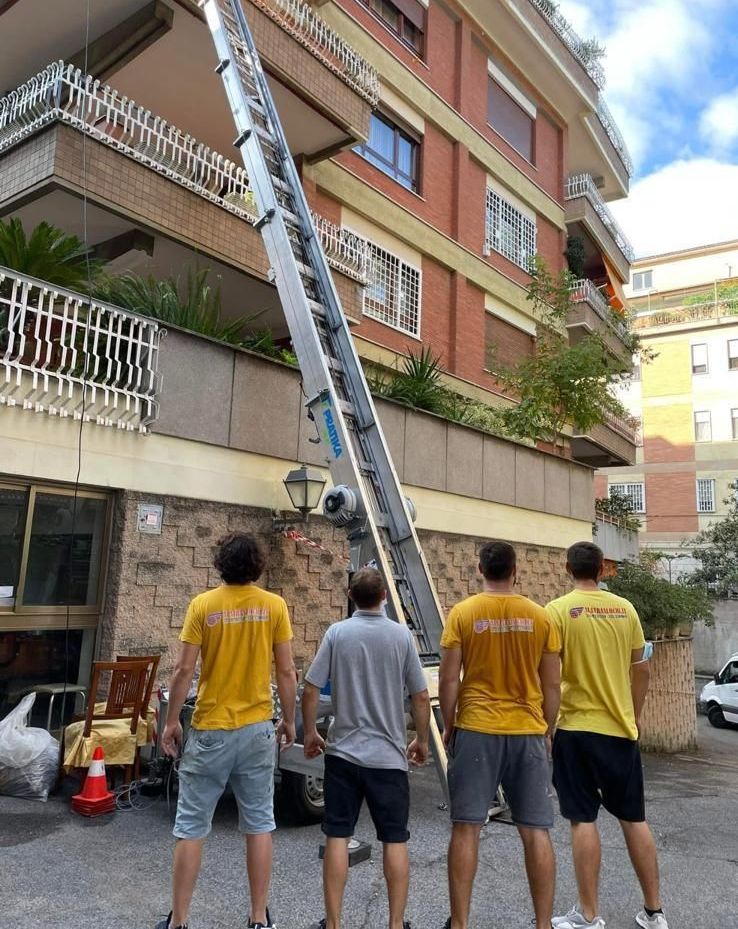 Un gruppo di uomini in camicie gialle è in piedi davanti a un edificio