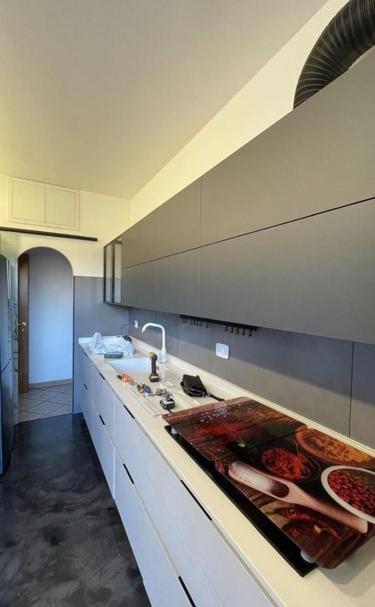 Una cucina con piano cottura, forno e lavello