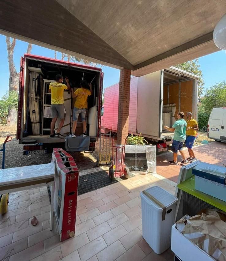 Un gruppo di persone sta caricando mobili su un camion.