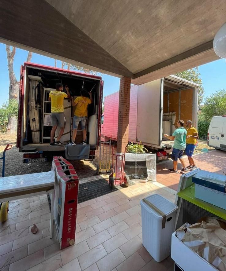 Un gruppo di persone sta caricando mobili su un camion.