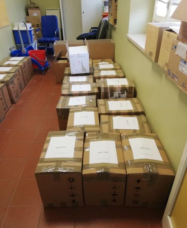 Una stanza piena di scatole di cartone, una delle quali ha la lettera o sopra