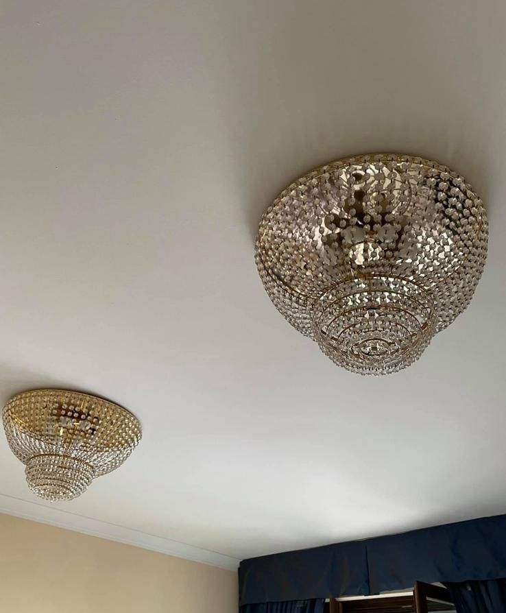 Due lampadari pendono dal soffitto di una stanza.