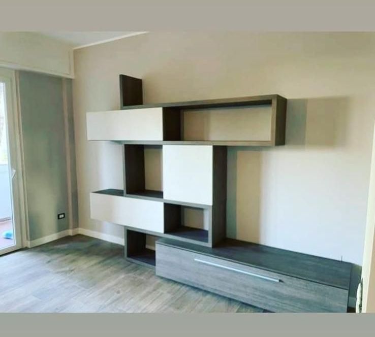 Un soggiorno con una mensola e una porta scorrevole in vetro.