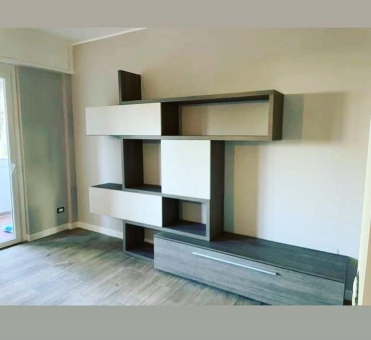 Un soggiorno con una mensola e una porta scorrevole in vetro.