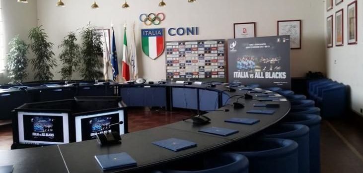 Una sala conferenze con un cartello che dice coni sopra