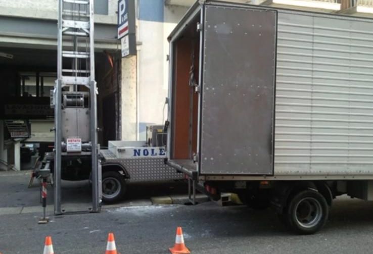 Un camion è parcheggiato davanti a un edificio