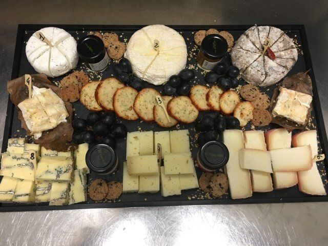 Selezione di formaggi e salumi