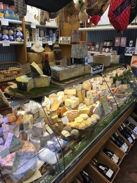 Formaggi e salumi in esposizione