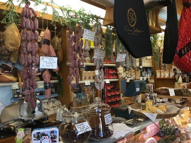 Negozio di salumi e formaggi