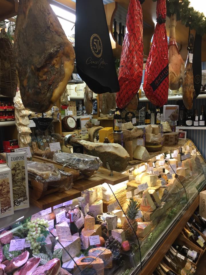 Salumi in esposizione
