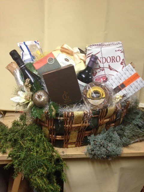 Cesto di vino e altri prodotti