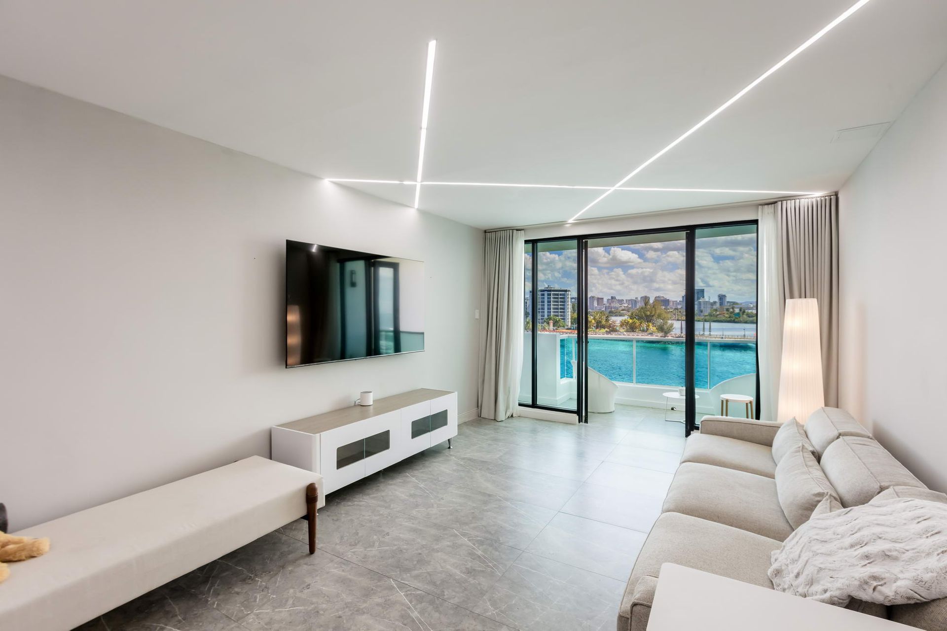 Top-Floor Penthouse 610 with ocean views