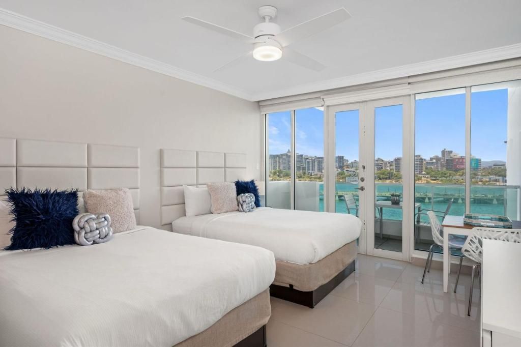 Modern Studio 719 with 2 queen beds and sunrise view