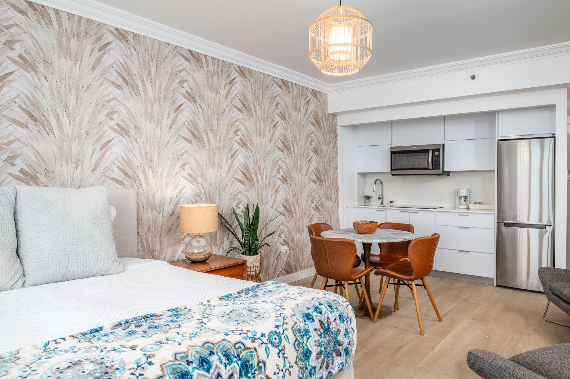Bright Condado studio with kitchen and dining area, a resort-style vacation rental in San Juan