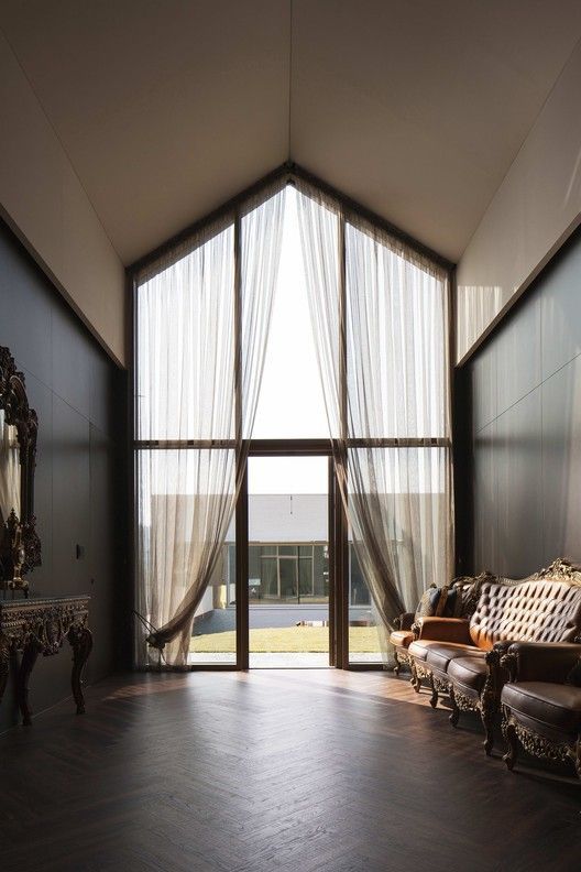 A curtain consultant's dos and don'ts of window dressing