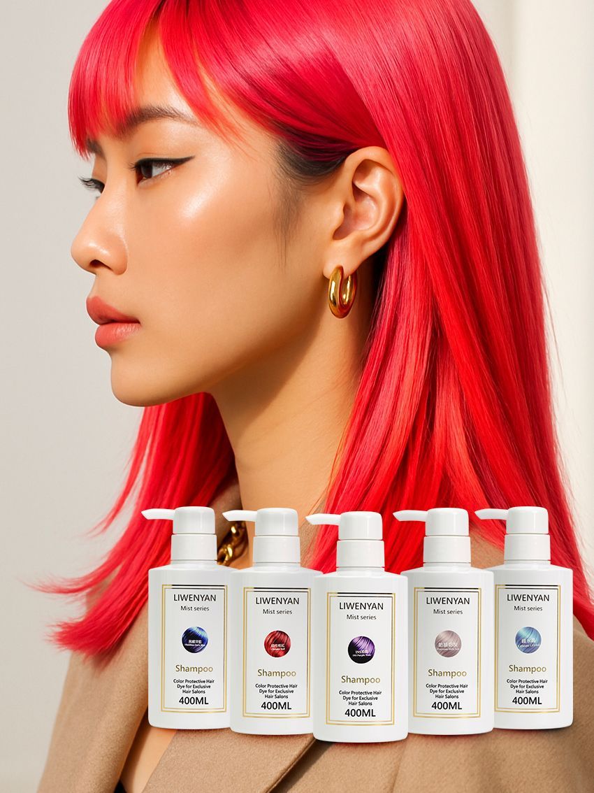 亮粉紅髮女子,前方擺放五瓶洗髮精,白色背景。