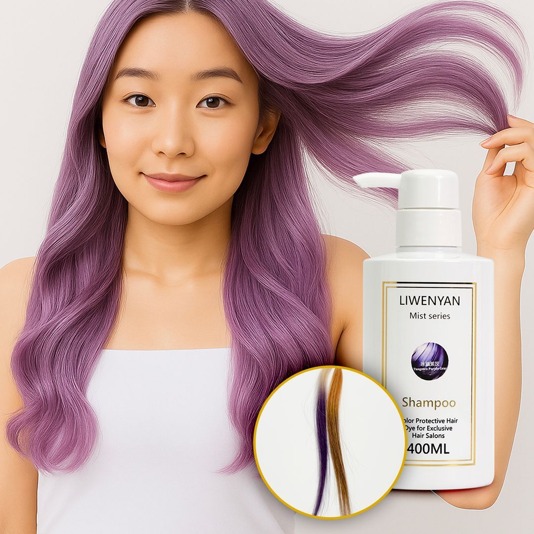 紫色頭髮的女性拿著產品瓶，展示紫色髮絲，背景為白色。