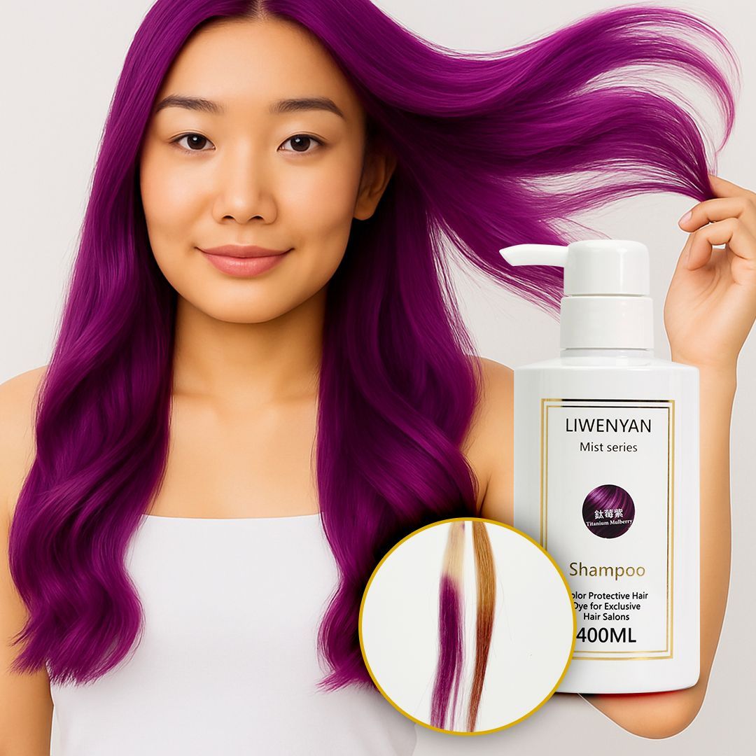 紫色頭髮的女性撥起髮絲，旁邊的洗髮精瓶展示髮束效果。