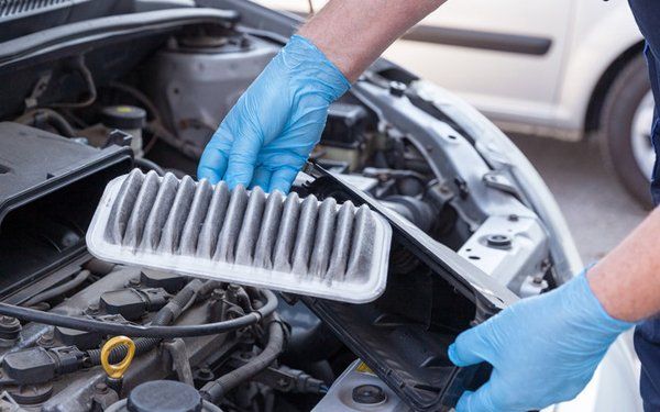 Persona reparando aire acondicionado de vehículo