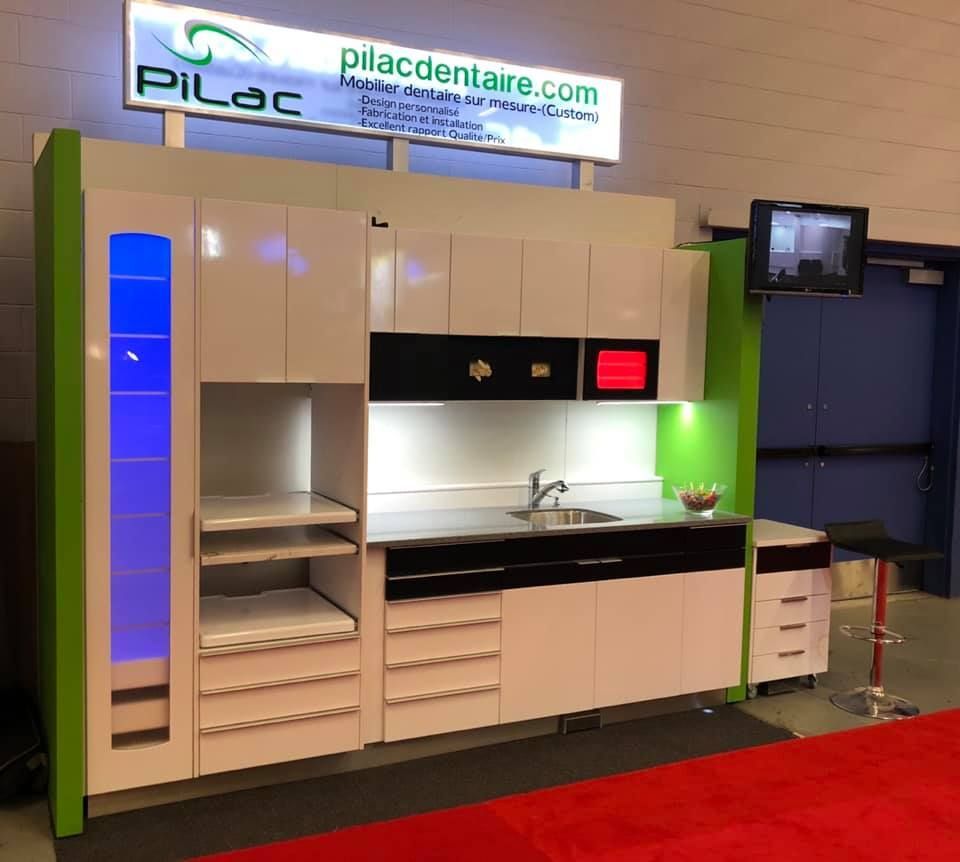 Une cuisine avec un panneau indiquant pilac