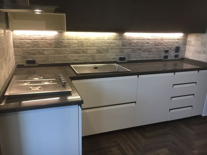 piano cottura in marmo scuro