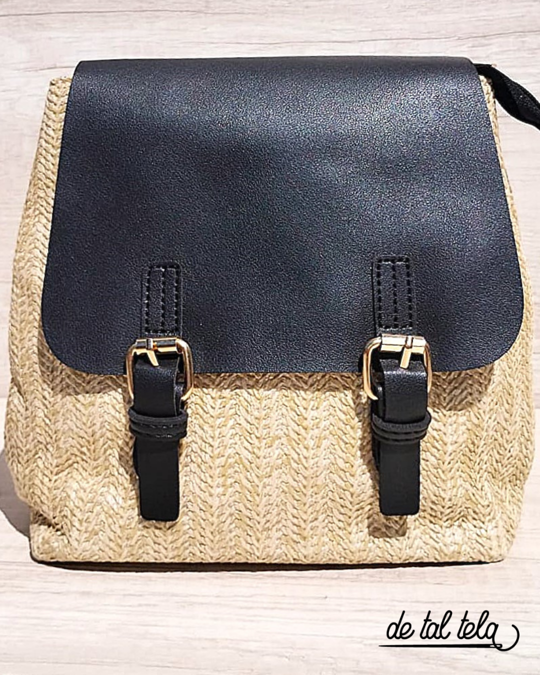 MOCHILITA DE RAFIA Y ECO CUERO NEGRO