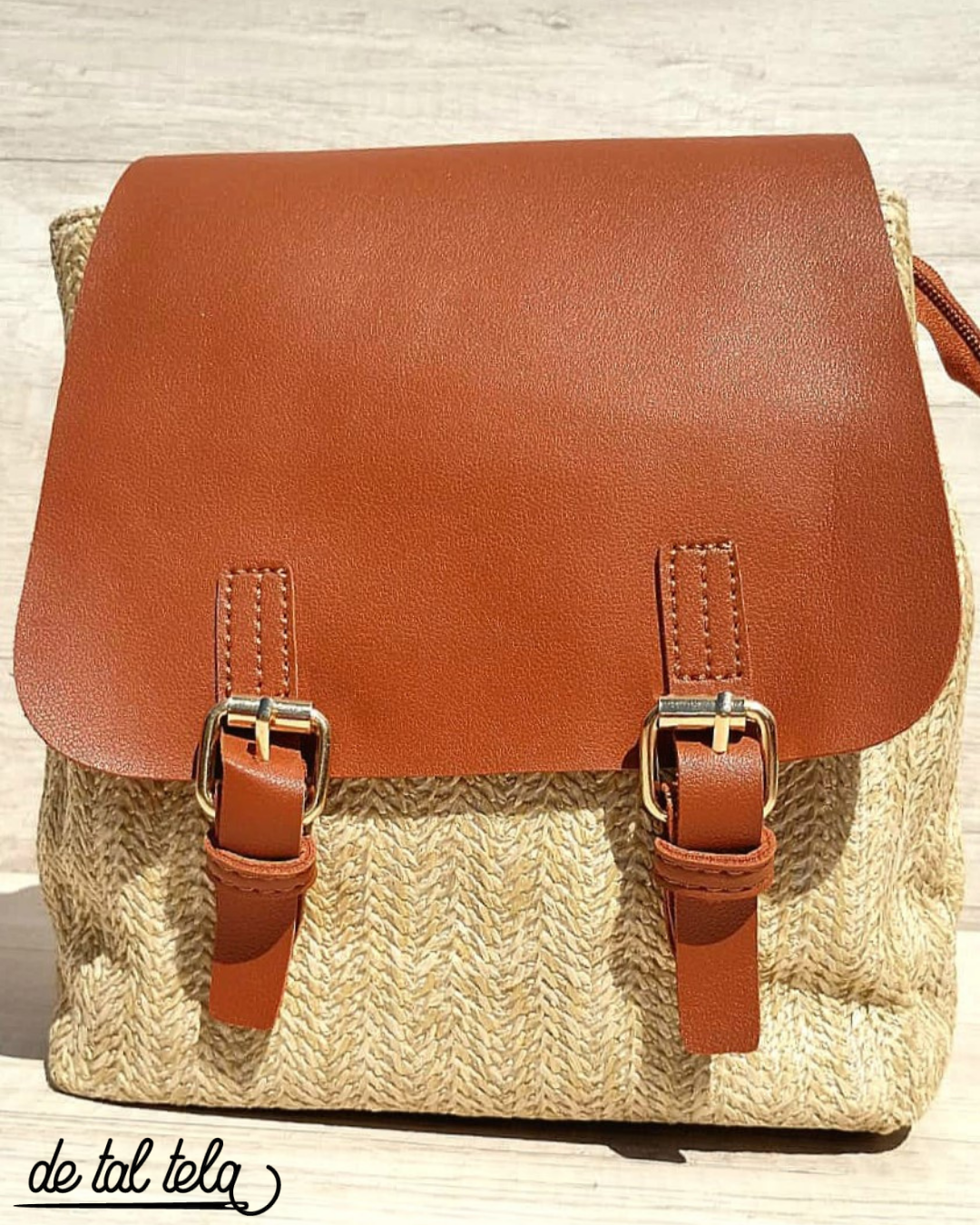 MOCHILITA DE RAFIA Y ECO CUERO SUELA