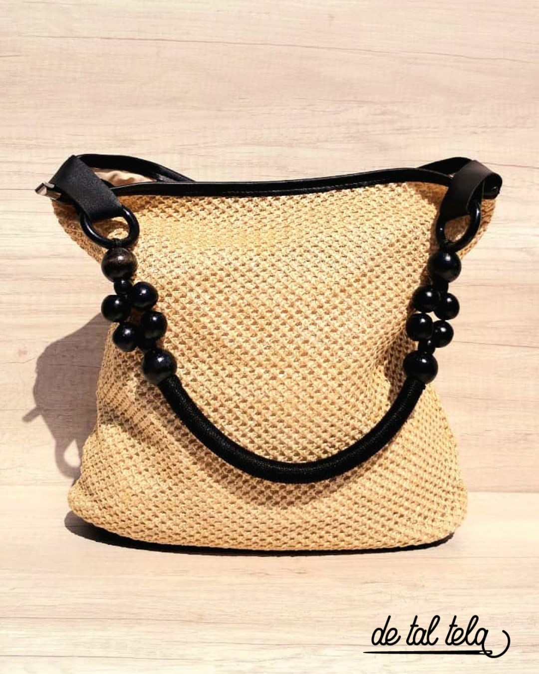 TOTE BAG DE RAFIA,  correa  en negro.