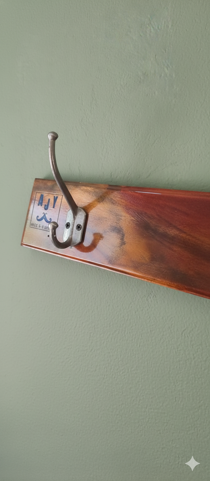 COLGADOR DE ABRIGOS - FLOR DE LIZ.