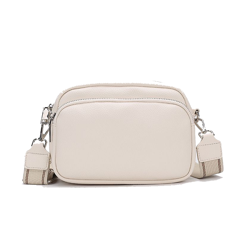 Bolso bandolera de piel beige con herrajes plateados y correa ancha.