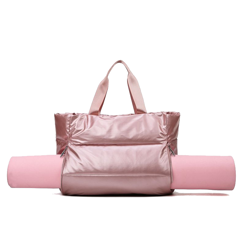 Bolsa de mano rosa con esterilla de yoga enrollada.