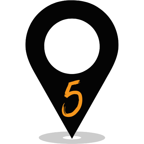 Een zwarte speld met het cijfer 5 erop.