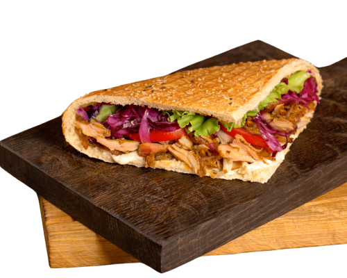 Een broodje ligt op een houten snijplank.