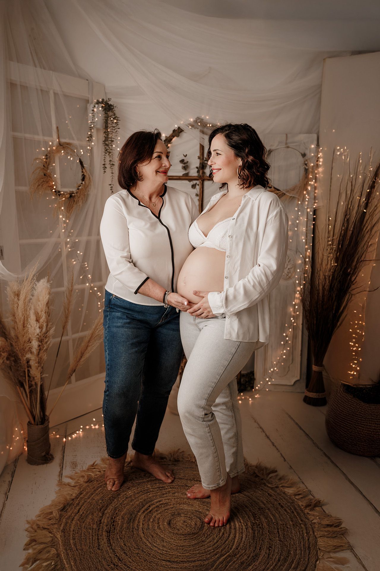 Una niña sostiene un perro pequeño mientras está sentada en una mesa.