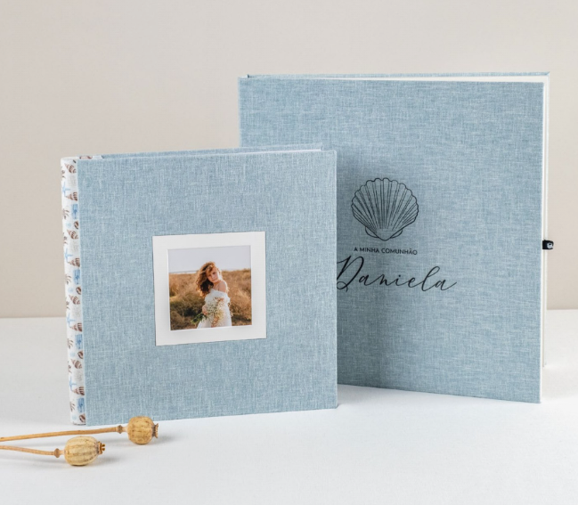 Un par de libros colocados uno encima del otro sobre una mesa.