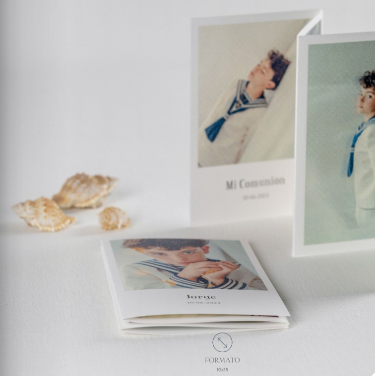 Un libro titulado Mi comunión se encuentra sobre una mesa.