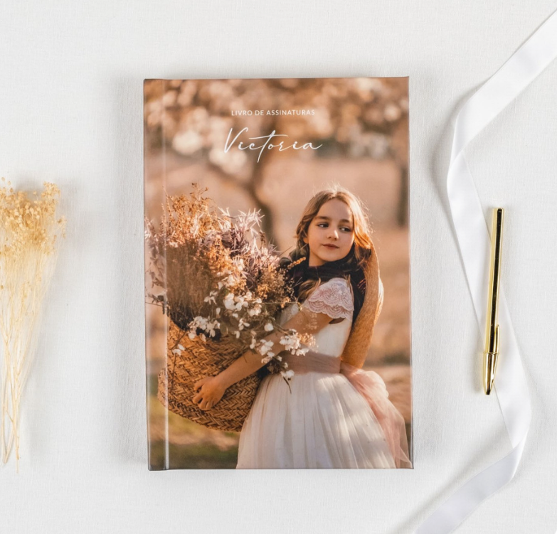 Una niña con un vestido blanco sostiene una canasta de flores.