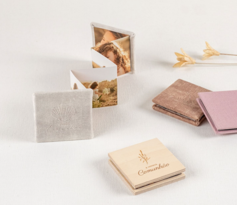 Una tarjeta con la foto de una mujer.