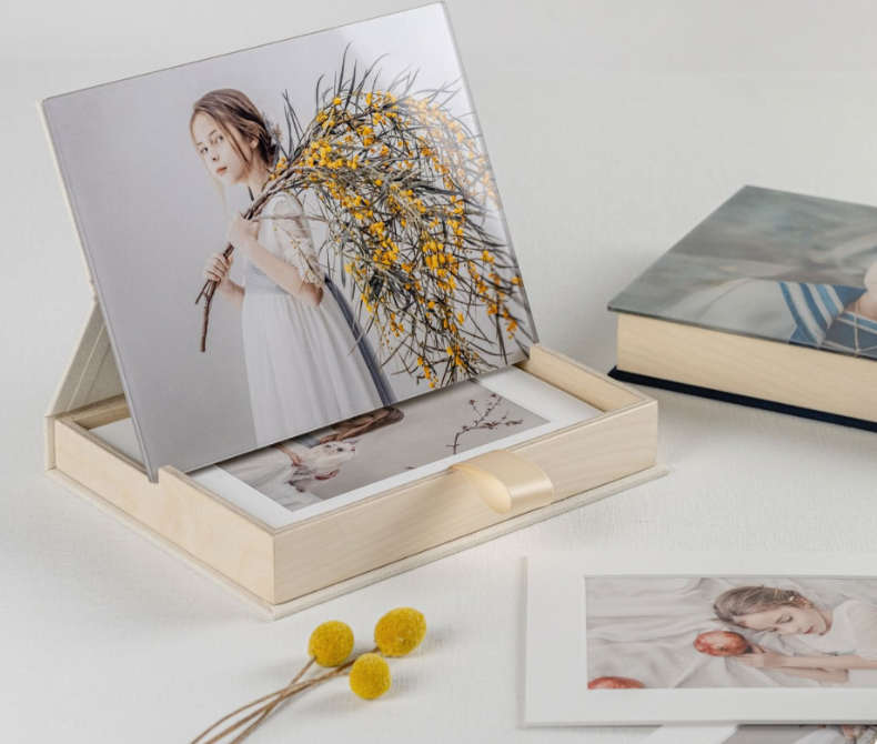 Una caja con una foto de una mujer sosteniendo flores en ella.