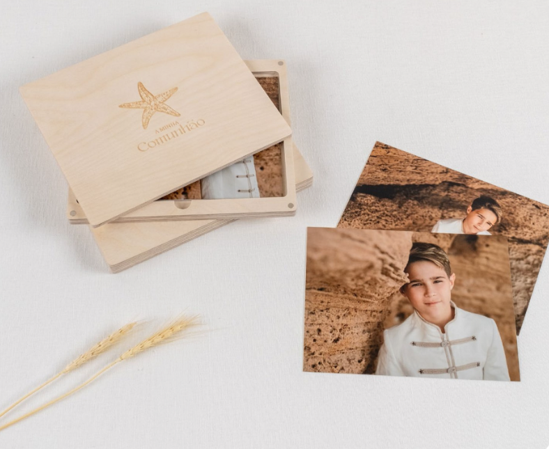 Una caja de madera con una estrella está llena de imágenes.