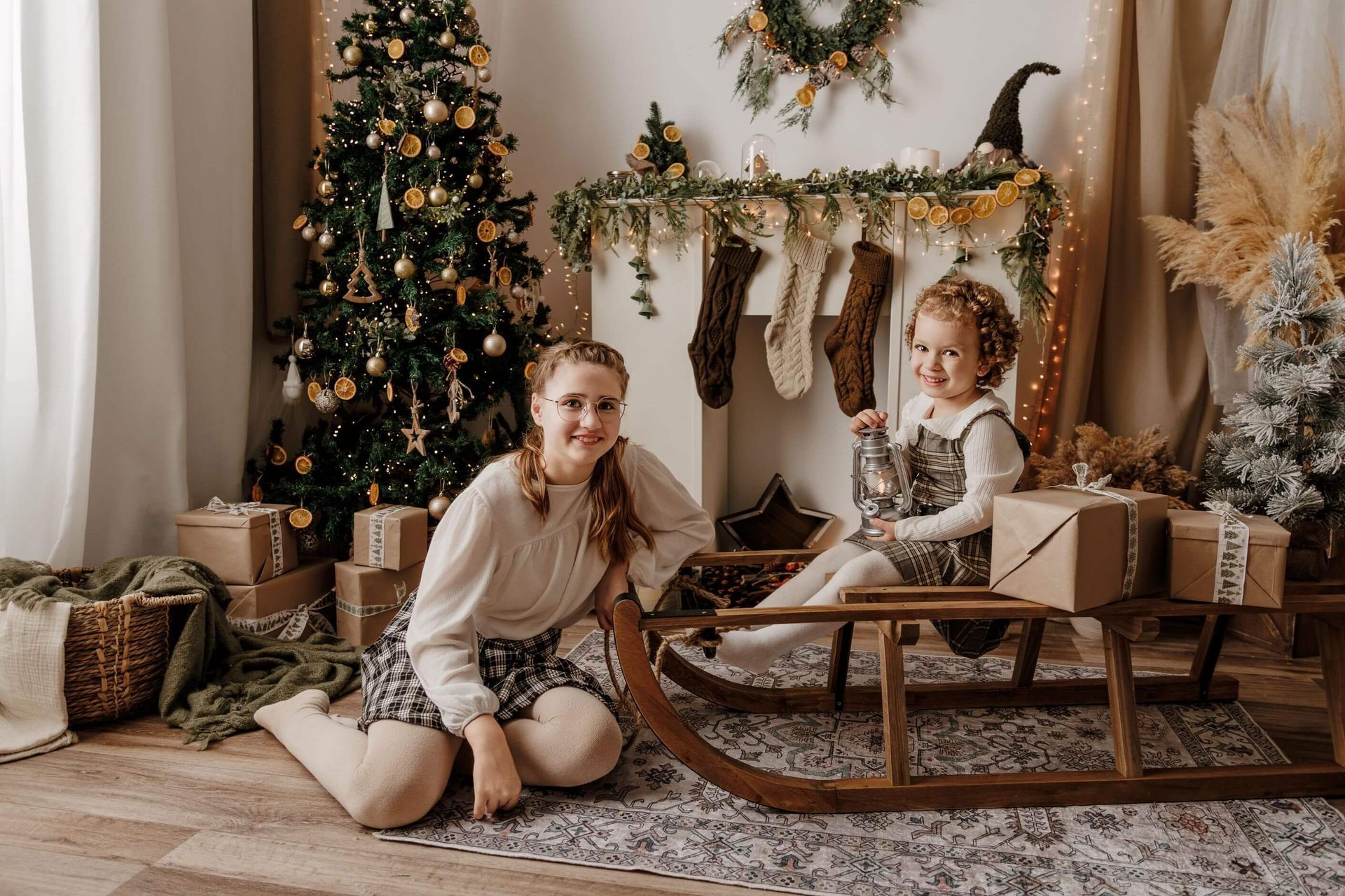 Una familia está sentada en una mesa haciendo galletas navideñas.