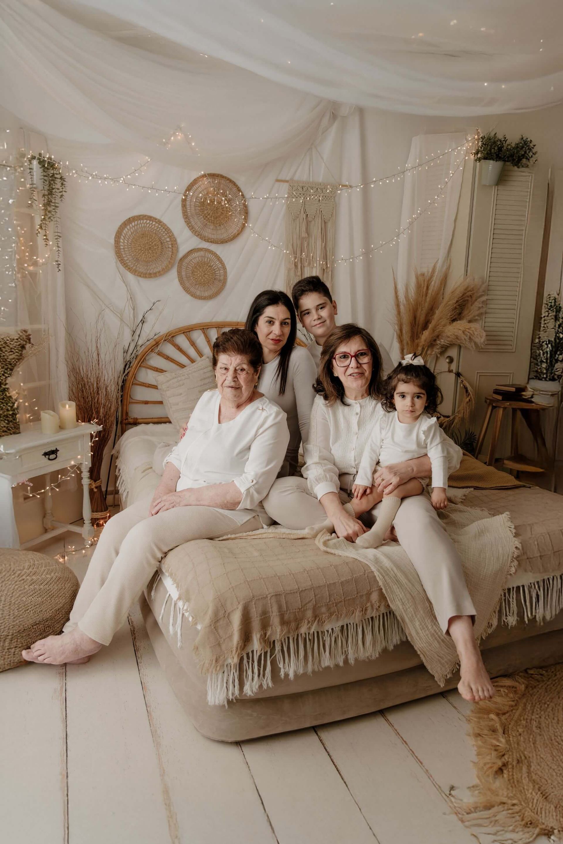 Dos niños pequeños están sentados en una mesa de madera comiendo galletas navideñas.