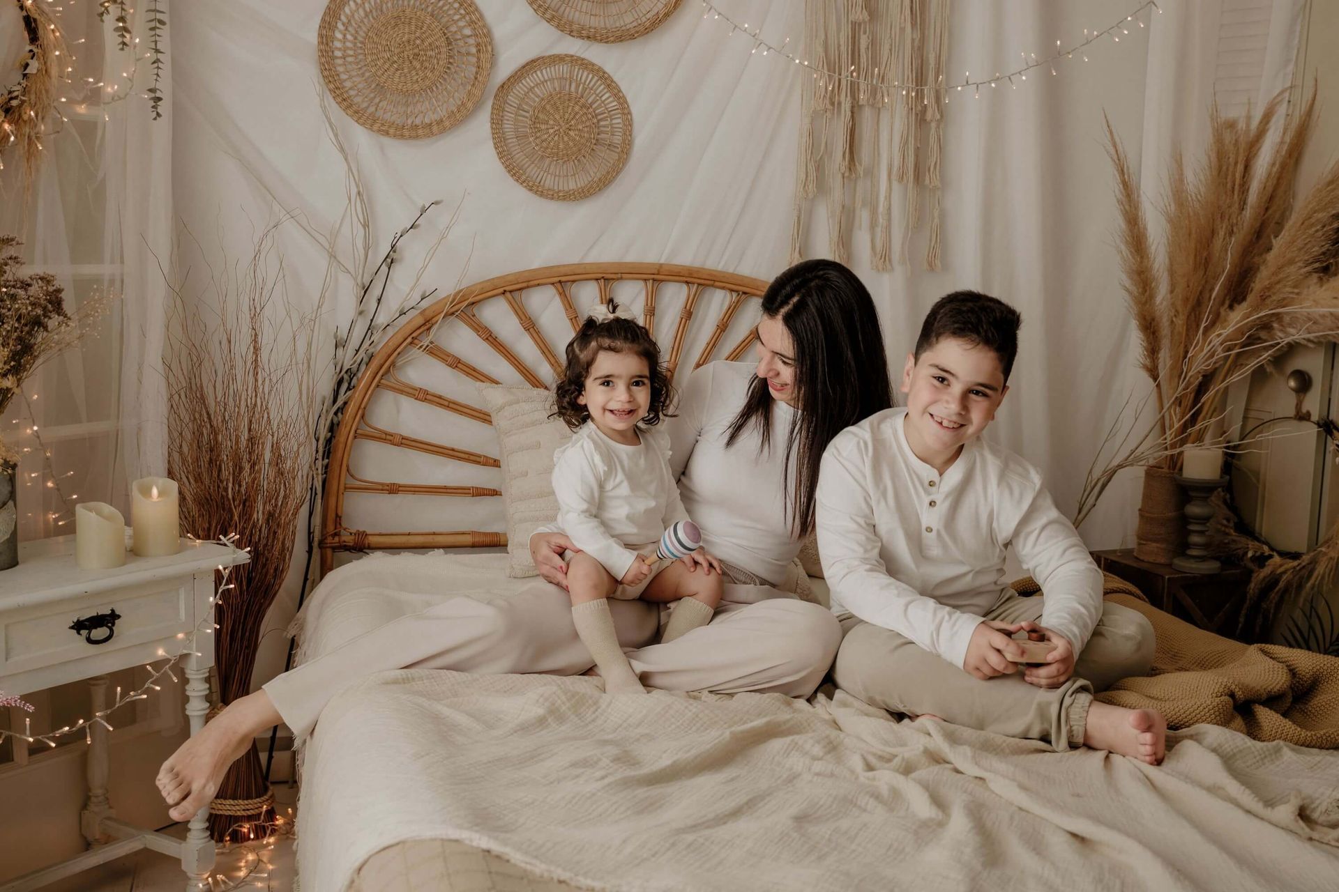 Un bebé está sentado en una mesa de madera en una habitación decorada para Navidad.