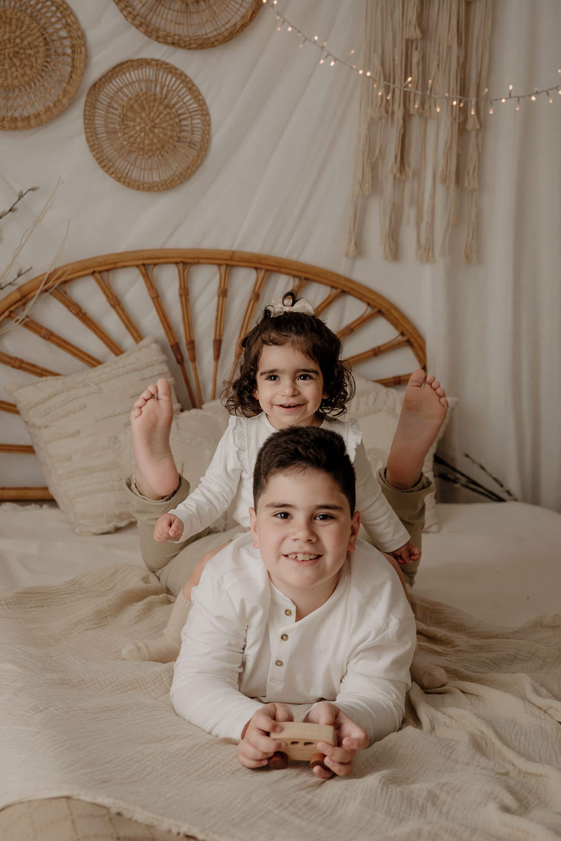 Una niña está sentada en una mesa jugando con masa.